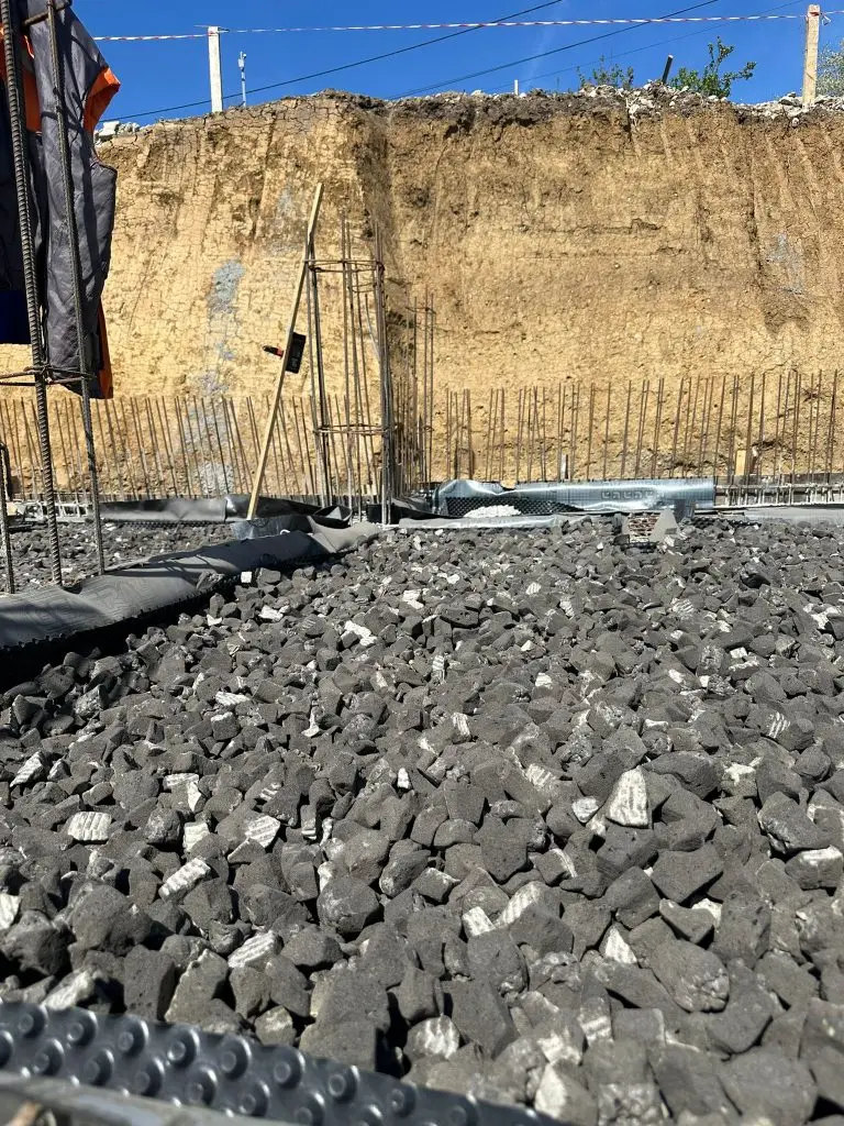 Strat de sticlă celulară GEOCELL Grey utilizat sub fundația unei case unifamiliale