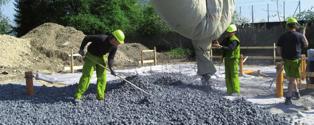 Montarea și nivelarea sticlei celulare GEOCELL Grey sub radier, utilizată ca strat portant, termoizolant și drenant pentru fundații eficiente energetic.