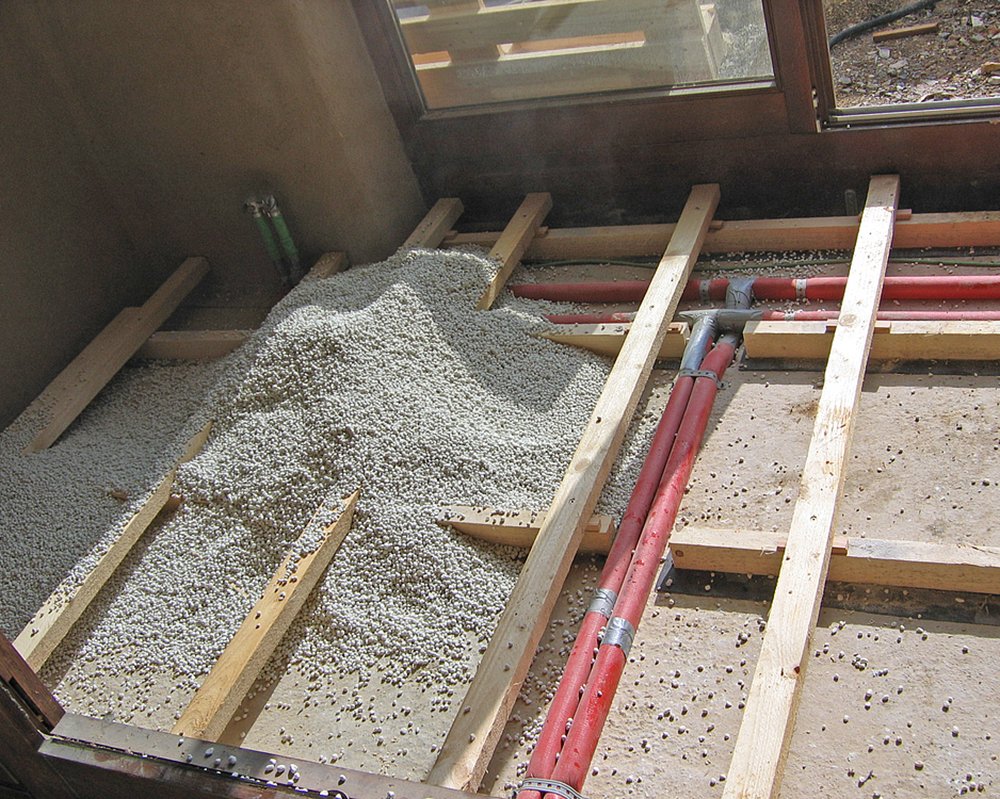 Sticlă celulară expandată utilizată ca umplutură ușoară pentru ridicarea și nivelarea pardoselii într-un planșeu din lemn