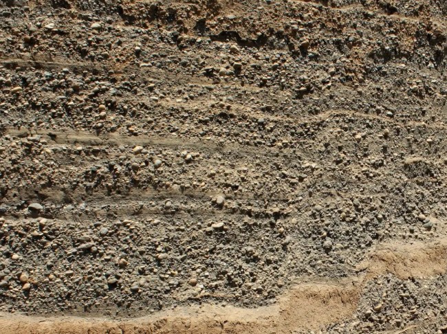 Strat de balast compactat utilizat ca material suport pentru alei, terase și suprafețe pavate