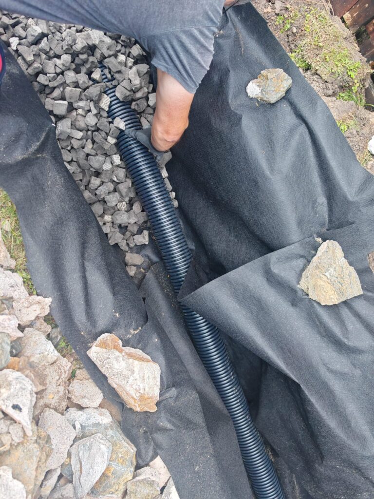 Conductă de drenaj amplasată în stratul de GEOCELL Grey și geotextil