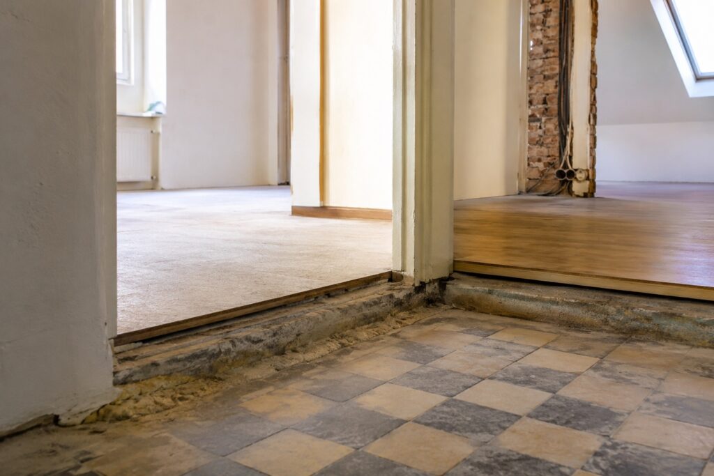 Diferență de nivel între pardoselile a două încăperi în timpul unei renovări interioare