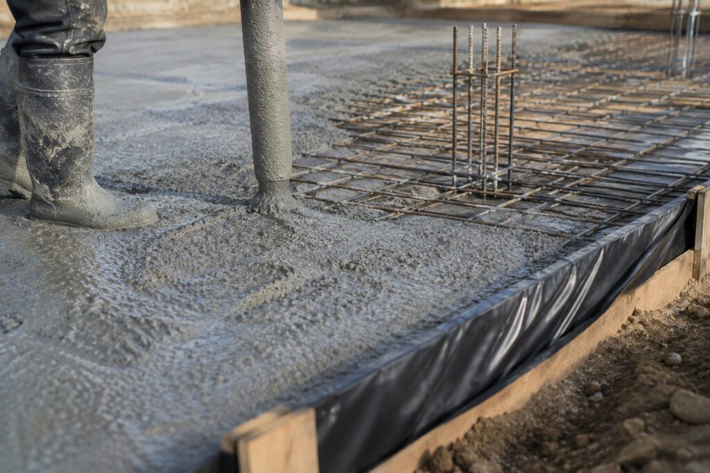 Execuția unei fundații din beton armat pentru casă, cu armături și turnare de beton pe șantier