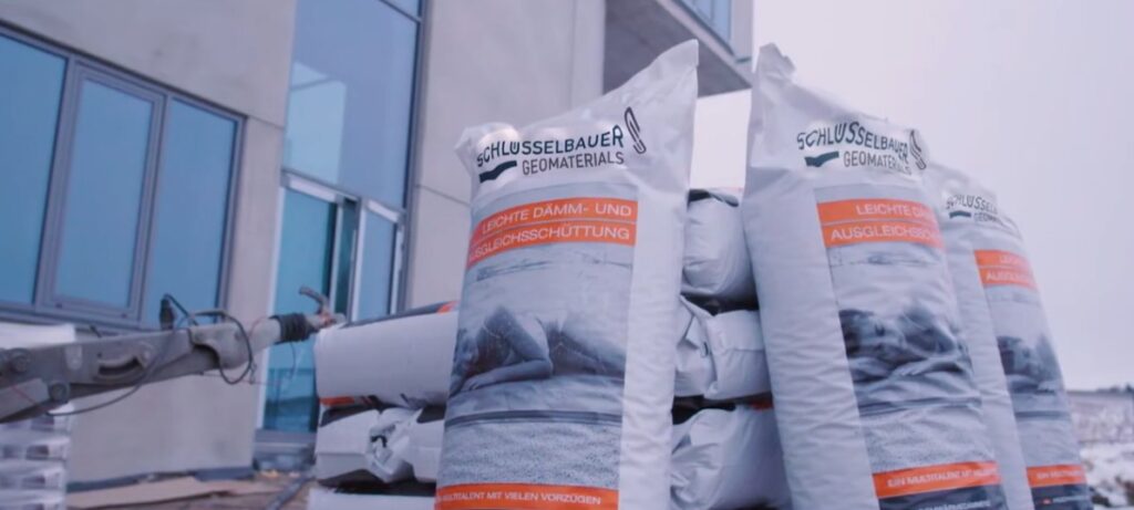 Granule de sticlă celulară expandată utilizate pentru șape ușoare și straturi de pantă pe terase