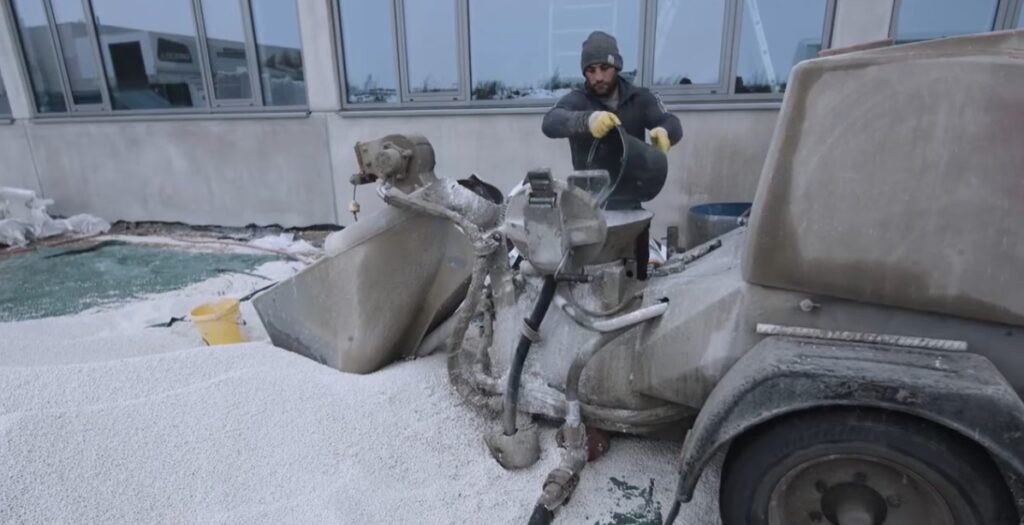 Execuția unui strat de pantă pe terasă utilizând sticlă celulară expandată și liant mineral
