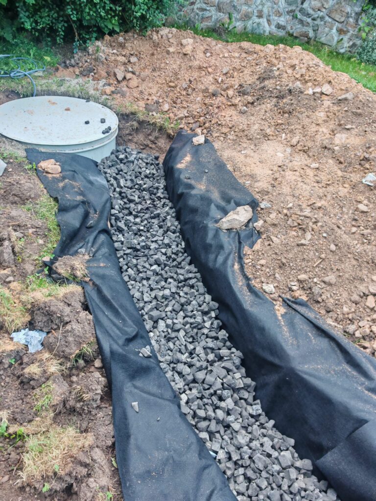 Șanț de drenaj protejat cu geotextil înainte de introducerea materialului GEOCELL Grey