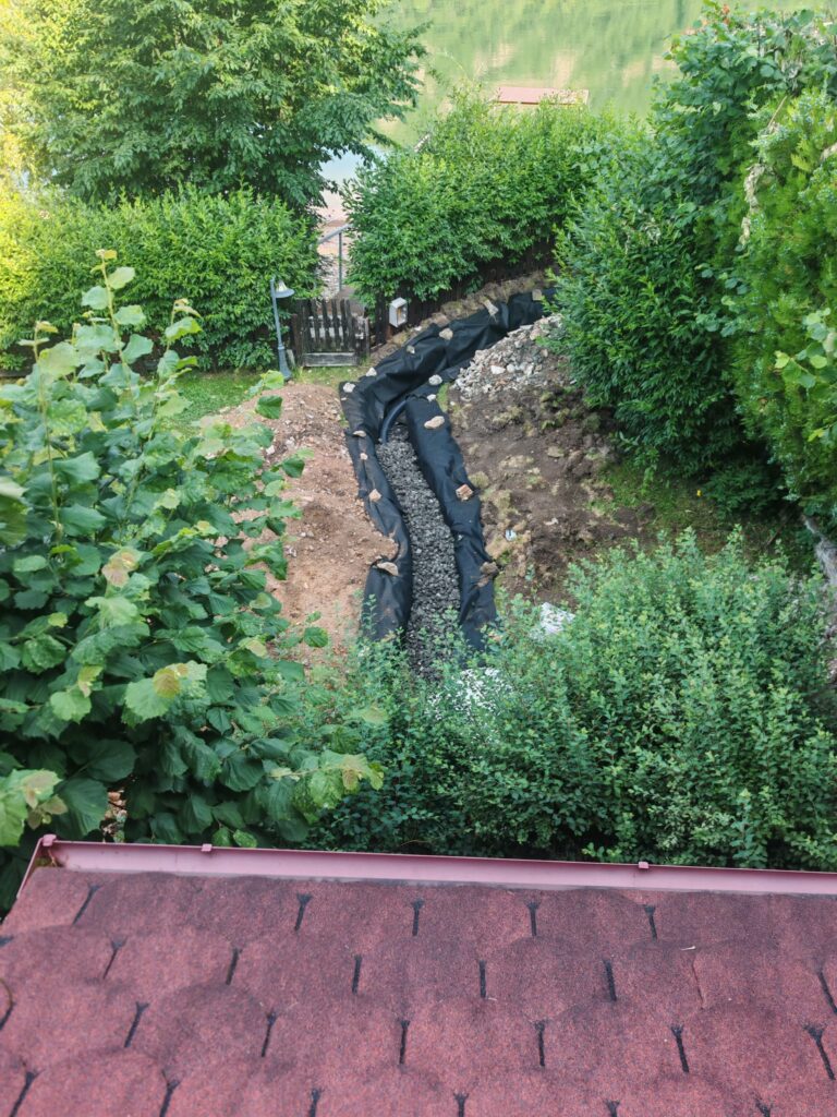 Cabană amplasată pe teren în pantă în Tarnița, Cluj, unde a fost realizat un drenaj exterior cu GEOCELL Grey
