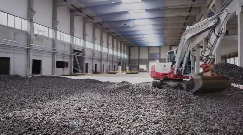 Strat de sticlă celulară granulară pentru fundație, pus în operă și distribuit cu excavatorul