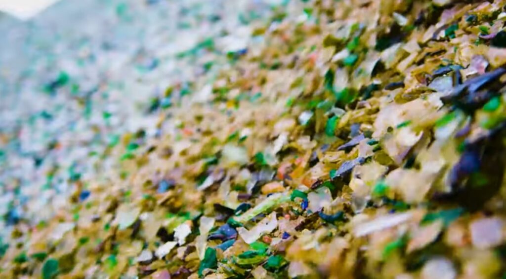 Fragmente de sticlă reciclată utilizate ca materie primă pentru produse din sticlă celulară